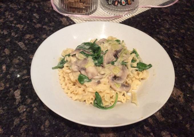 Creamy spinach and mushroom fettuccine