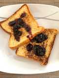 Tostadas francesas con mermelada casera de arándanos