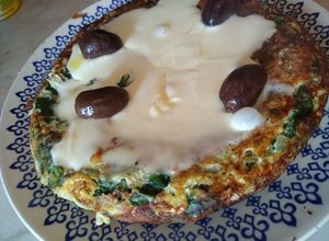 Una foto de Tortilla de acelga y atún con consejos para lxs que tienen miedo de cocinar tortillas