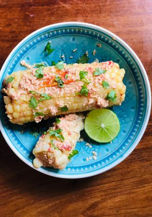 A picture of Corn on the cob in coconut sauce.