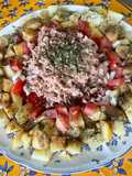 Salade de pommes de terre, tomates et oignon doux à l’ail frais et thon mariné