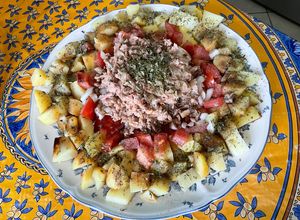 Une photo de Salade de pommes de terre, tomates et oignon doux à l’ail frais et thon mariné