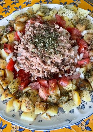 Une photo de Salade de pommes de terre, tomates et oignon doux à l’ail frais et thon mariné