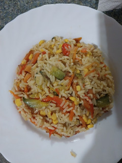 Una foto de Wok de arroz o salteado de verduras con arroz <3