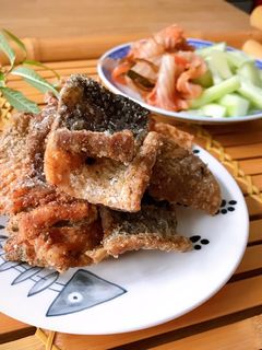 Hình của món Snack Da Cá Hồi Chiên Giòn Rụm.