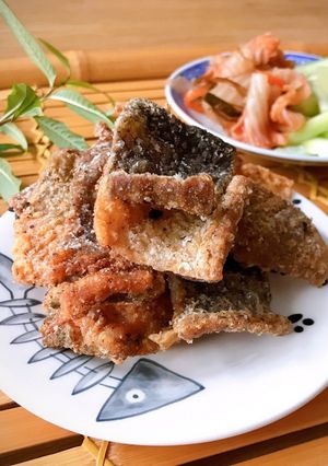 Hình của món Snack Da Cá Hồi Chiên Giòn Rụm.