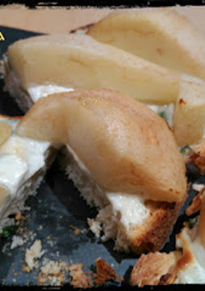 Una foto de Paninis de queso y pera