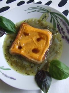 Angol hagymaleves zsályával és sajtos kenyérszeletekkel #angol recept fotója