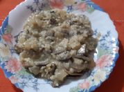 Una foto de risotto de arroz con champiñones