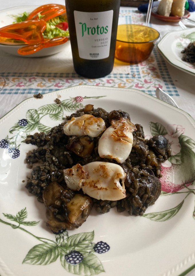 Una foto de Arroz negro con sepia y calamar