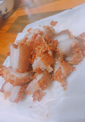 Hình của món Thịt ba chỉ chiên mè.