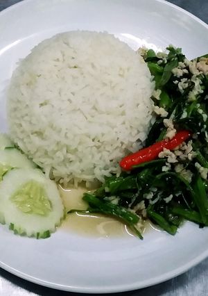 รูปของ หมูสับผัดผักบุ้งราดหน้าข้าว