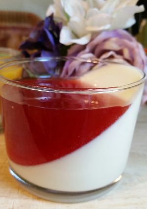 Φωτογραφία της συνταγής Pannacotta δίχρωμη με 3 υλικά και 2 σάλτσες φρούτων !!!!🍮