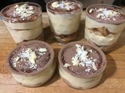 Una foto de tiramisu de chocolate con brandy