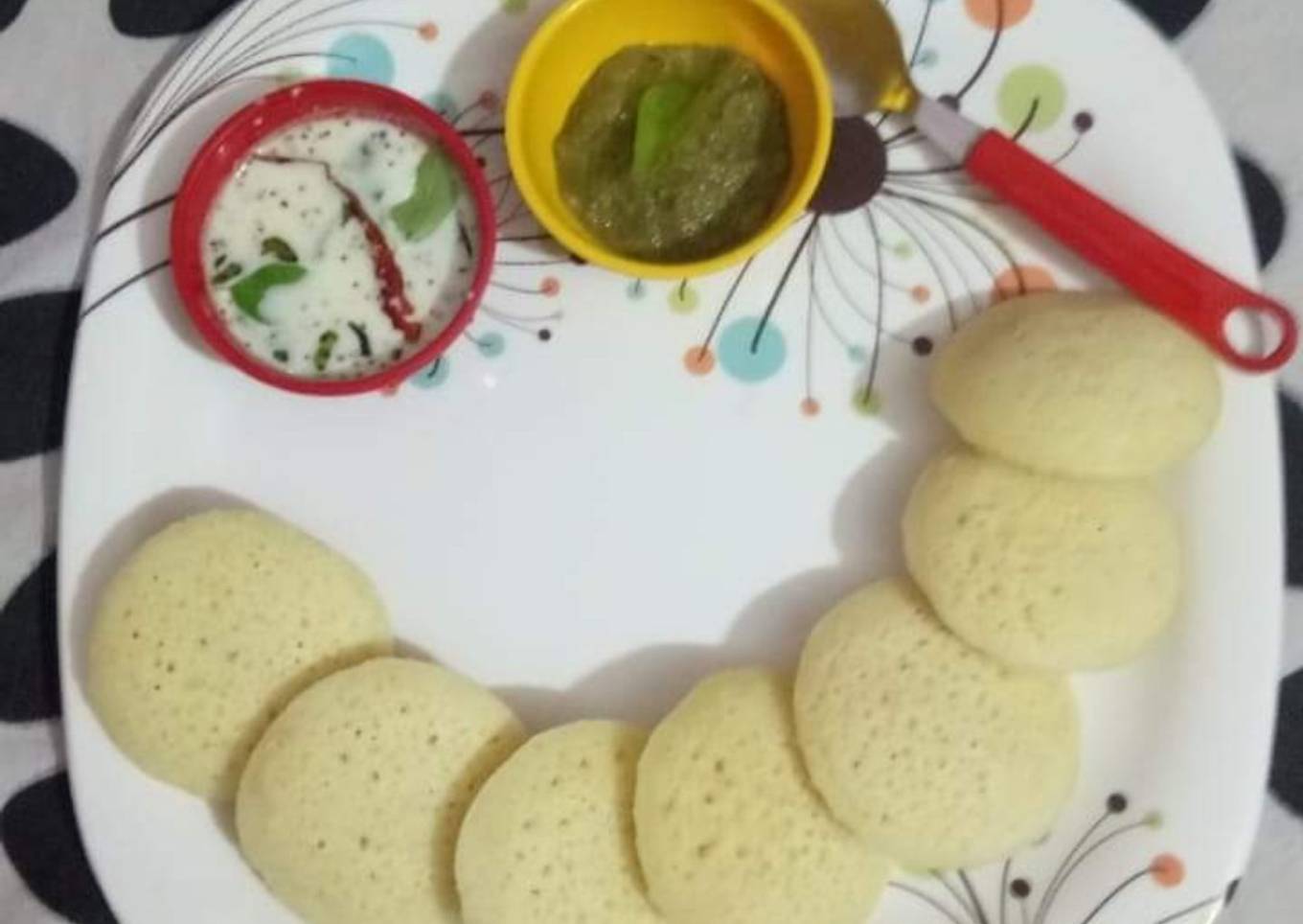 Idli with coconut chutney