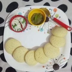A picture of Idli with coconut chutney.