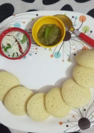 A picture of Idli with coconut chutney.