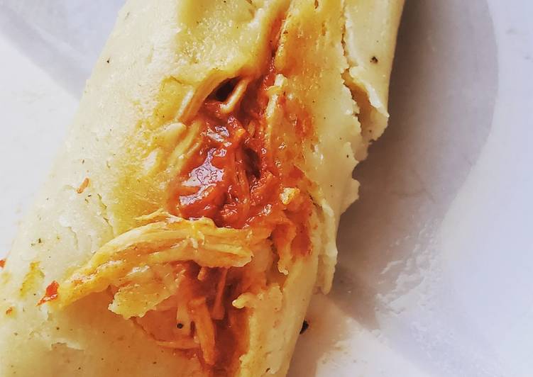 Tamales rojos en hoja de maíz