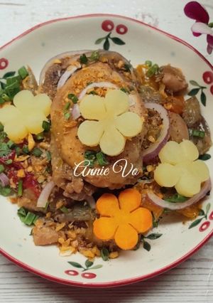 Hình của món Gà rim hành tây tím chua ngọt.