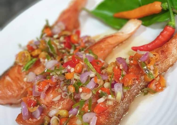 Resep Grilled Salmon Sambal Matah yang Lezat
