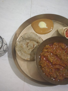 A picture of Mashed Aubergine Curry with Pearl Millet bread.