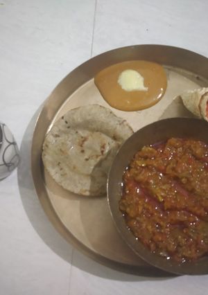 A picture of Mashed Aubergine Curry with Pearl Millet bread.