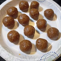 A picture of Lower Carb Chocolate Coconut Protein Balls.