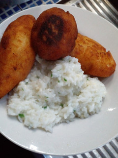 Una foto de Croquetas de pollo con arroz quesu
