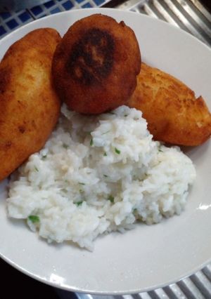 Una foto de Croquetas de pollo con arroz quesu
