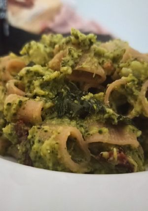 Foto di Pasta con broccoli calabresi salame croccante e formaggio