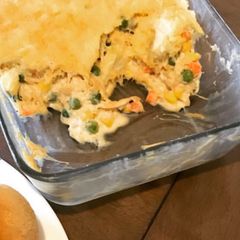 A picture of Chicken Ala King Pie.