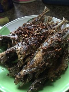 รูปของ ปลาทูทอดกระเทียมพริกไทยสูตรคุณย่า😊
