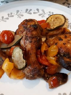 Una foto de Pollo jerk con verduras mediterráneas