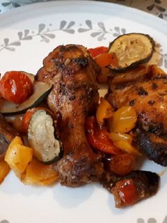 Una foto de Pollo jerk con verduras mediterráneas