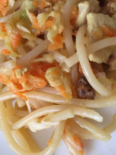 Una foto de Espaguetis con pollo, nueces y verduras