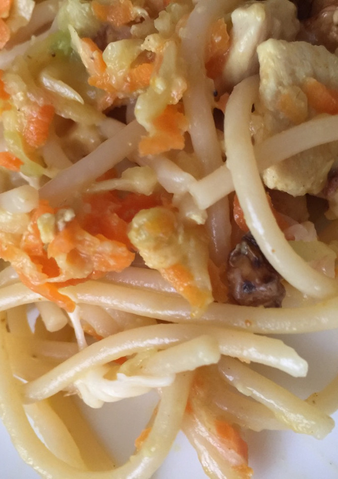 Una foto de Espaguetis con pollo, nueces y verduras