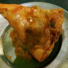 A picture of Aloo paneer samosa.