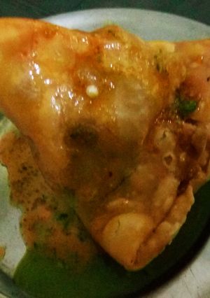 A picture of Aloo paneer samosa.
