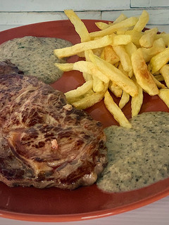 Una foto de Entrecot con salsa de champiñones y Flor de Sal Marina