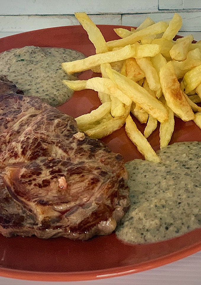 Una foto de Entrecot con salsa de champiñones y Flor de Sal Marina
