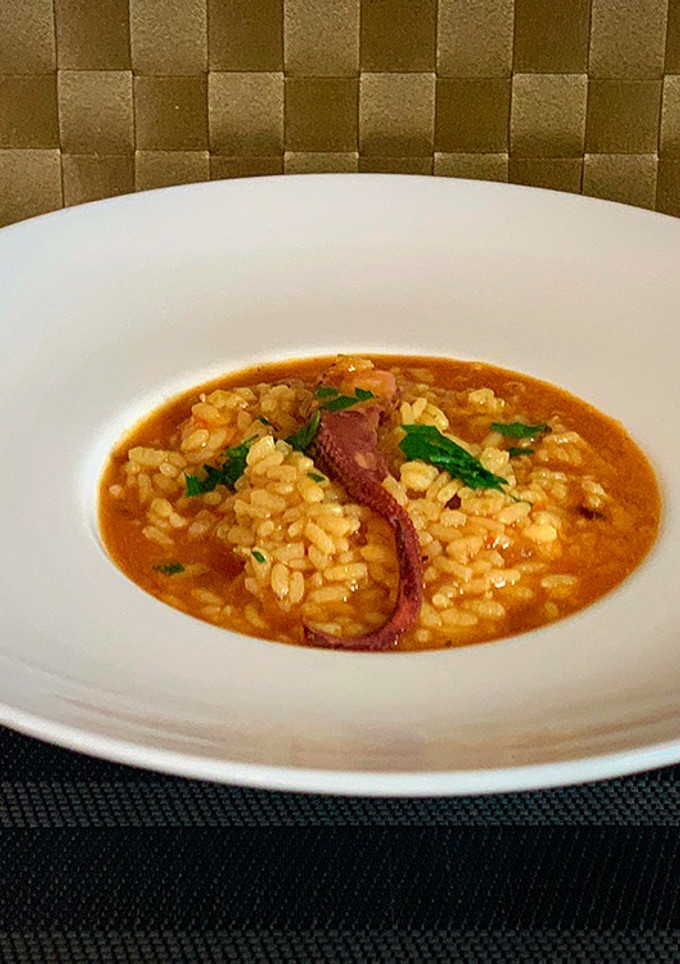Una foto de Arroz caldoso de pulpo y langostinos