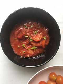 Una foto de Salsa tres tomates