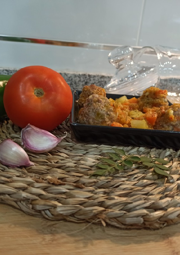 Una foto de Albóndigas de carne 🍲 en salsa de verduras y verduras al vapor