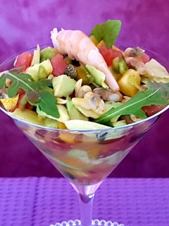 Una foto de Ceviche de almejas con aguacate y melocotón al aroma de naranja