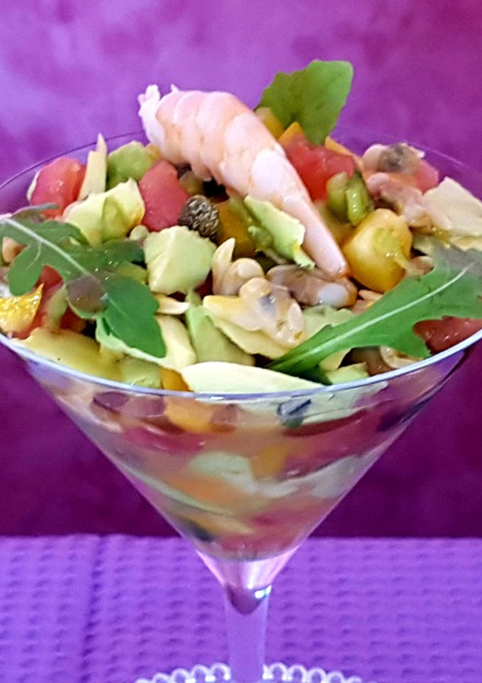 Una foto de Ceviche de almejas con aguacate y melocotón al aroma de naranja