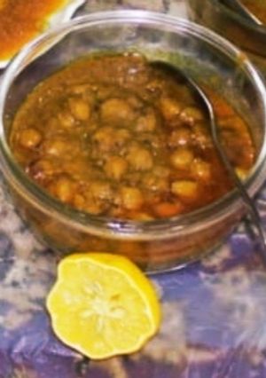 A picture of 3 spice cholay masala.
