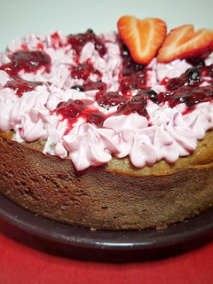 Una foto de Triple chocolate cheesecake con cobertura de frutos rojos