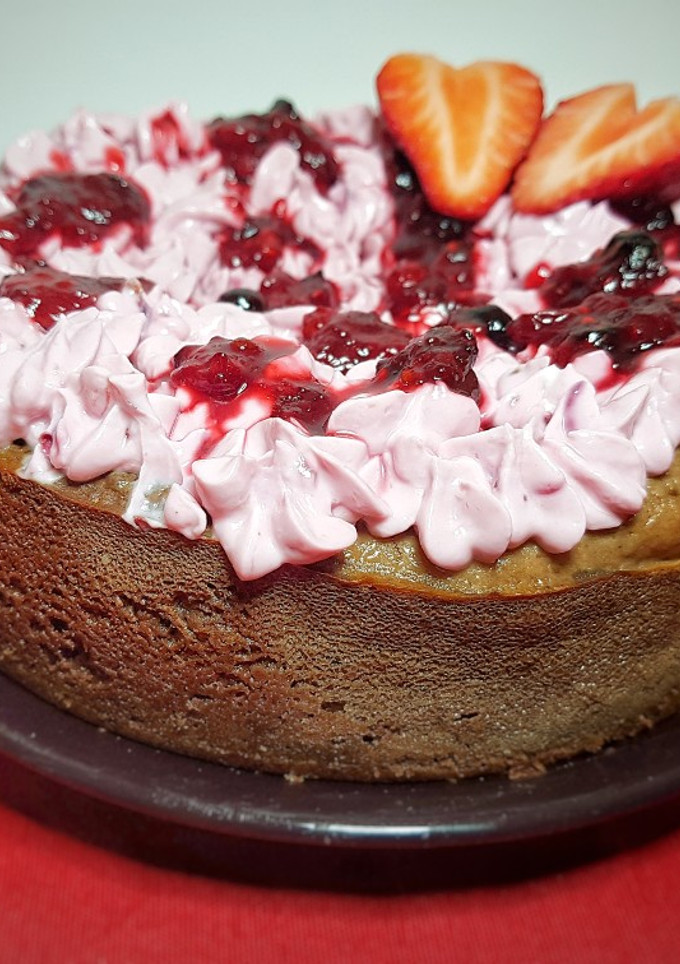 Una foto de Triple chocolate cheesecake con cobertura de frutos rojos