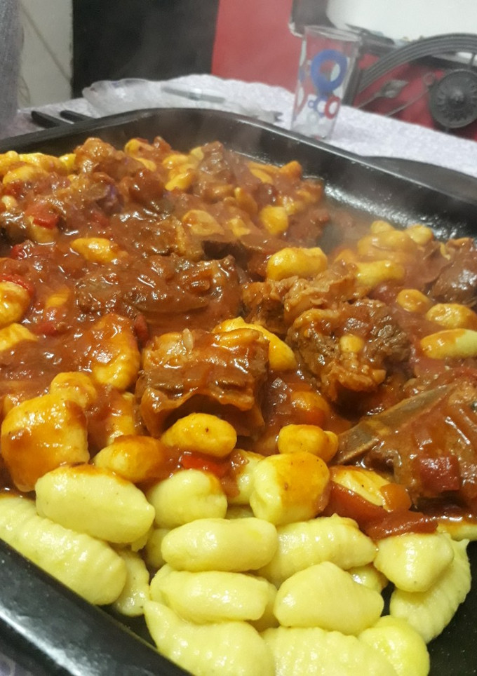 Una foto de Ñoquis de papa con salsa