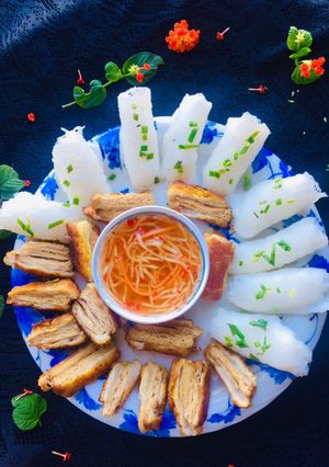 Hình của món Bánh hỏi heo quay chay.